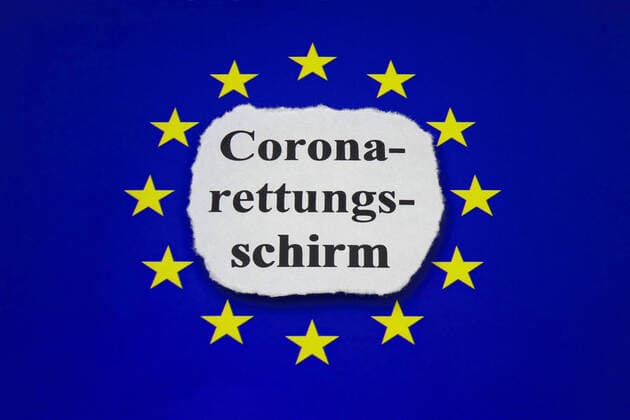 Europafahne und Schriftzug Coronarettungsschirm Europafahne und Schriftzug Coronarettungsschirm, 30.03.2020, Borkwalde, Brandenburg, Auf einer Europafahne liegt der Schriftzug Coronarettungsschirm.