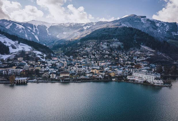 Zell am See 31.03.2020, Zell am See, AUT, Coronavirus in Oesterreich, im Bild Blick auf die Stadt waehrend der Coronavirus Pandemie. Zell am See und Saalbach werden mit heute um 24 Uhr unter Quarantaene gestellt View of the Town during the World Wide Coronavirus Pandemic. Zell am See and Saalbach will be quarantined with today at midnight, Zell am See, Austria on 2020 03 31.