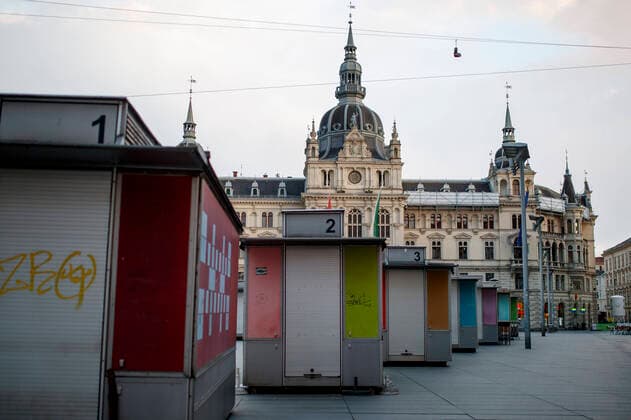 Graz 31.03.2020, Hauptplatz, Graz, AUT, Coronavirus in Oesterreich, Im Bild geschlossene Imbiss-Staende am Hauptplatz Closed food stalls on the Hauptplatz , in Graz, Austria on 2020 03 31.