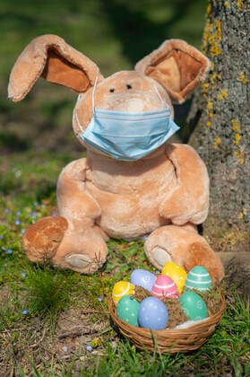 Osterhase mit Osternest während der Coronakrise