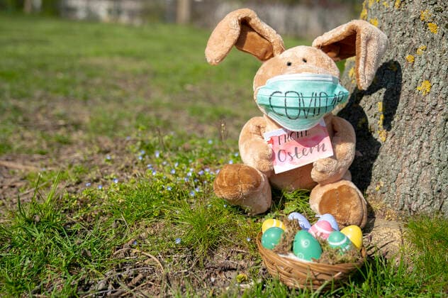Osterhase mit Osternest während der Coronakrise