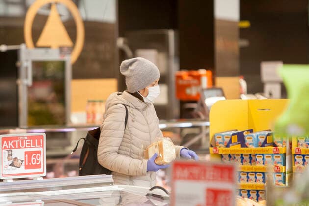 AUT, 2020-04-01; THEMENBILD CORONAKRISE - SCHUTZMASKENPFLICHT IN OESTERREICH IN SUPERMAERKTEN UND BEIM SPAZIEREN MIT 6. APRIL - LEBENSMITTELKETTE SPAR TEILT SCHON JETZT AUS (rights managed);