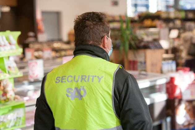 AUT, 2020-04-01; THEMENBILD CORONAKRISE - SCHUTZMASKENPFLICHT IN OESTERREICH IN SUPERMAERKTEN UND BEIM SPAZIEREN MIT 6. APRIL - LEBENSMITTELKETTE SPAR TEILT SCHON JETZT AUS (rights managed);