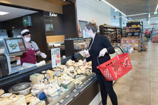 AUT, 2020-04-01; THEMENBILD CORONAKRISE - SCHUTZMASKENPFLICHT IN OESTERREICH IN SUPERMAERKTEN UND BEIM SPAZIEREN MIT 6. APRIL - LEBENSMITTELKETTE SPAR TEILT SCHON JETZT AUS (rights managed);
