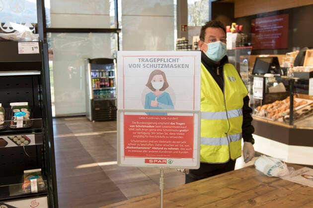 AUT, 2020-04-01; THEMENBILD CORONAKRISE - SCHUTZMASKENPFLICHT IN OESTERREICH IN SUPERMAERKTEN UND BEIM SPAZIEREN MIT 6. APRIL - LEBENSMITTELKETTE SPAR TEILT SCHON JETZT AUS (rights managed);