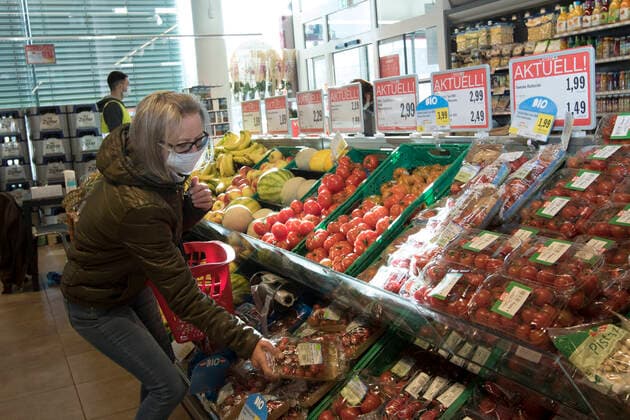 AUT, 2020-04-01; THEMENBILD CORONAKRISE - SCHUTZMASKENPFLICHT IN OESTERREICH IN SUPERMAERKTEN UND BEIM SPAZIEREN MIT 6. APRIL - LEBENSMITTELKETTE SPAR TEILT SCHON JETZT AUS (rights managed);