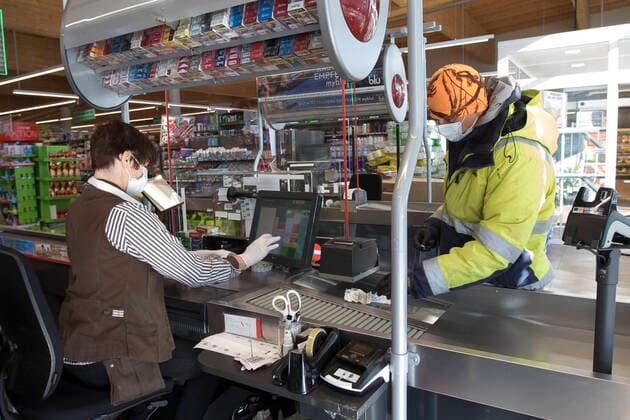 AUT, 2020-04-01; THEMENBILD CORONAKRISE - SCHUTZMASKENPFLICHT IN OESTERREICH IN SUPERMAERKTEN UND BEIM SPAZIEREN MIT 6. APRIL - LEBENSMITTELKETTE SPAR TEILT SCHON JETZT AUS (rights managed);