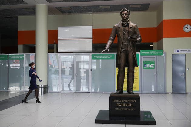 MOSCOW REGION, RUSSIA - APRIL 1, 2020: A monument to Russian poet Alexander Pushkin at Terminal F of Sheremetyevo International Airport. Russia has suspended all international flights from March 27, 2020 due to the COVID-19 infection threat. Airlines are allowed to fly to other countries to evacuate Russian citizens. Sergei Bobylev TASS  TS0D40B7
