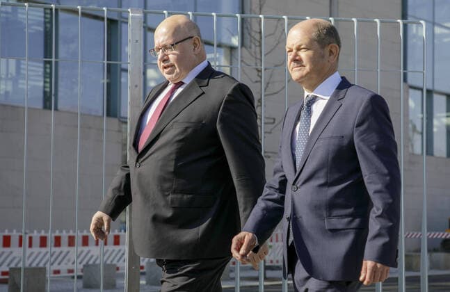 Bundesfinanzminister Olaf Scholz, SPD, und Bundeswirtschaftsminister Peter Altmaier, CDU, geben nach einer Kabinettssitzung ein Statement zu neuen Hilfen in der Corona-Krise ab. Berlin, 01.04.2020 Berlin Deutschland