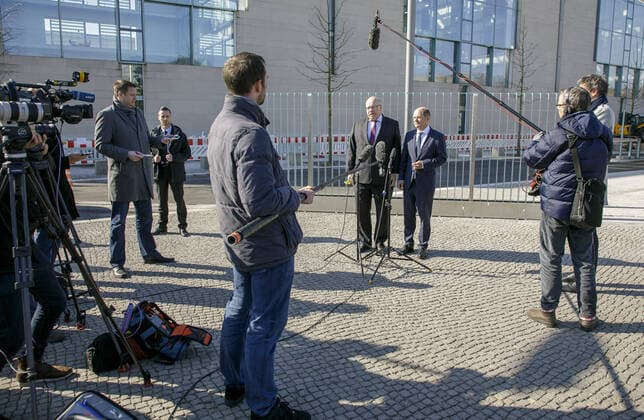 Bundesfinanzminister Olaf Scholz, SPD, und Bundeswirtschaftsminister Peter Altmaier, CDU, geben nach einer Kabinettssitzung ein Statement zu neuen Hilfen in der Corona-Krise ab. Berlin, 01.04.2020 Berlin Deutschland