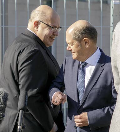 Bundesfinanzminister Olaf Scholz, SPD, und Bundeswirtschaftsminister Peter Altmaier, CDU, verabschieden sich, nach einer Kabinettssitzung ein Statement zu neuen Hilfen in der Corona-Krise, mit einem Ellenbogencheck. Berlin, 01.04.2020 Berlin Deutschland