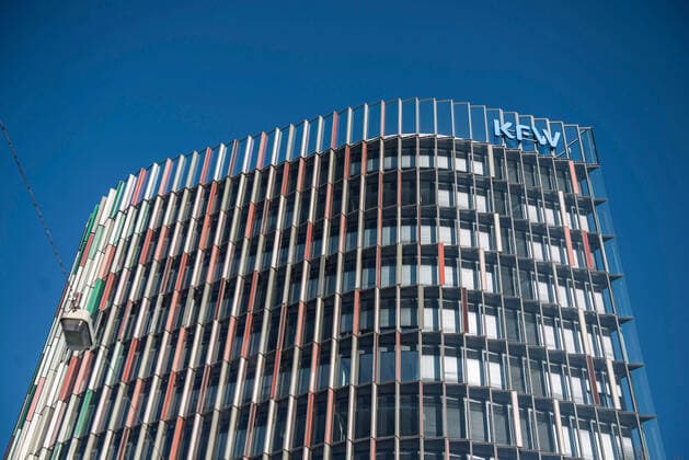 Kreditanstalt fuer Wiederaufbau (KfW) in Frankfurt am Main (Foto vom 31.03.2020). Die KfW oder Kreditanstalt fuer Wiederaufbau ist eine Foerderbank. Sie ist die weltweit groesste nationale Foerderbank sowie nach Bilanzsumme die drittgroesste Bank Deutschlands. Ihre Gruendung erfolgte im Jahr 1948 auf der Grundlage des Gesetzes ueber die Kreditanstalt fuer Wiederaufbau als Anstalt des oeffentlichen Rechts. Kreditanstalt fuer Wiederaufbau (KfW)