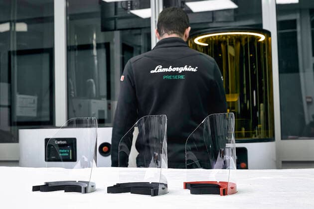 Foto IPP Atti Lauro Sant™Agata Bolognese -stabilimento produttivo Lamborghini 31 03 2020 alcuni reparti della lamborghini convertiti per realizzare mascherine e visiere mediche per Ospedale S. Orsola-Malpighi di Bologna per l emergenza coronavirus nella foto assemblaggio visiere mediche  0