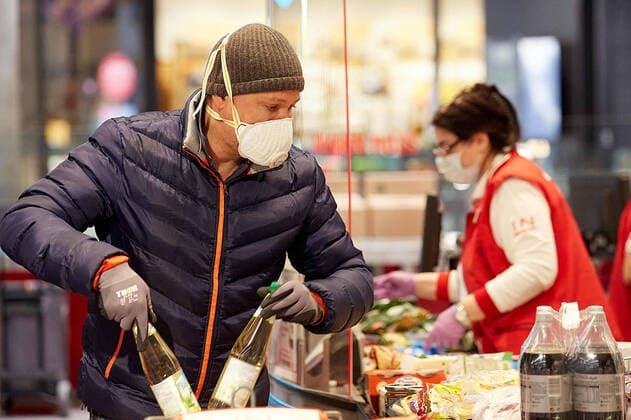 - Wien 01.04.2020 - Coronavirus Krise - Maskenpflicht - Als Konsequenz aus der schnellen Verbreitung des Coronavirus ist es ab 6.4. Pflicht in Supermärkten und Drogerien einen Mundnasenschutz (MNS) zu tragen. Die Supermarktketten verteilen diese Masken seit heute den Kunden am Eingang. Die Masken sind gratis und werden von den Supermärkten finanziert. PHOTO: Kunden und Angestellte dürfen nur mehr mit Mund-Nasen-Schutz in die Supermärkte Vienna, Austria - Corona virus crisis - Mask requirement - As a consequence of the rapid spread of the corona virus, it is from 6.4. Obligatory to wear mouth protection (MNS) in supermarkets and drug stores. The supermarket chains have been distributing these masks to customers at the entrance since today. The masks are free and are financed by the supermarkets. PHOTO: Customers and employees can o 