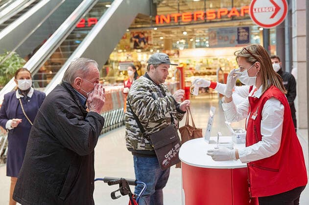 - Wien 01.04.2020 - Coronavirus Krise - Maskenpflicht - Als Konsequenz aus der schnellen Verbreitung des Coronavirus ist es ab 6.4. Pflicht in Supermärkten und Drogerien einen Mundnasenschutz (MNS) zu tragen. Die Supermarktketten verteilen diese Masken seit heute den Kunden am Eingang. Die Masken sind gratis und werden von den Supermärkten finanziert. PHOTO: Kunden und Angestellte dürfen nur mehr mit Mund-Nasen-Schutz in die Supermärkte Vienna, Austria - Corona virus crisis - Mask requirement - As a consequence of the rapid spread of the corona virus, it is from 6.4. Obligatory to wear mouth protection (MNS) in supermarkets and drug stores. The supermarket chains have been distributing these masks to customers at the entrance since today. The masks are free and are financed by the supermarkets. PHOTO: Customers and employees can o 
