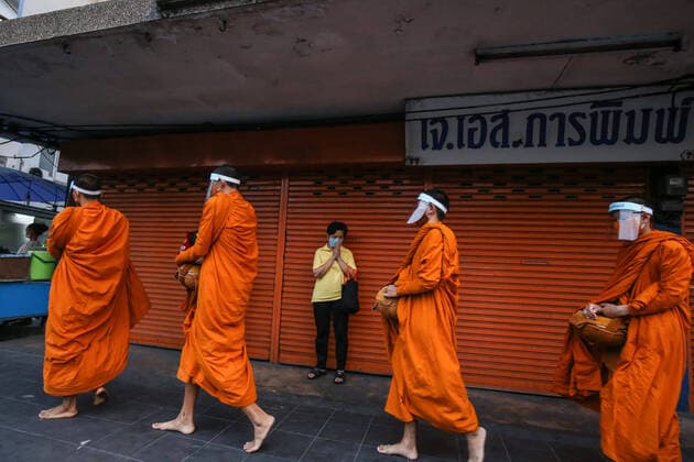 March 31, 2020, Bangkok, Abkhazia: Thai monks wear protective masks as a preventive measure against the spread of COVID-19 pandemic in Bangkok..Thai Public Health Ministry reports 120 new cases of coronavirus (Covid-19), raising the total to 1,771 and 12 deaths. Bangkok Abkhazia - ZUMAs197 20200331_zaa_s197_128 Copyright: xPrawetxPuengsawangpholx