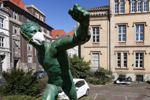 Hannover, 01.04.2020, Corona-Krise, der Borghesische Fechter, Die Skulptur, die den Kreuzungsbereich Prinzenstraße Schiffgraben ziert, haben unbekannte eine Atemschutzmaske aufgesetzt,
