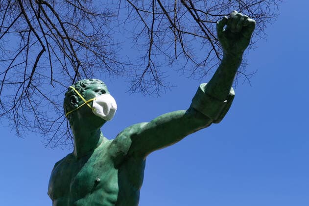 News Bilder des Tages Hannover, 01.04.2020, Corona-Krise, der Borghesische Fechter, Die Skulptur, die den Kreuzungsbereich Prinzenstraße Schiffgraben ziert, haben unbekannte eine Atemschutzmaske aufgesetzt,
