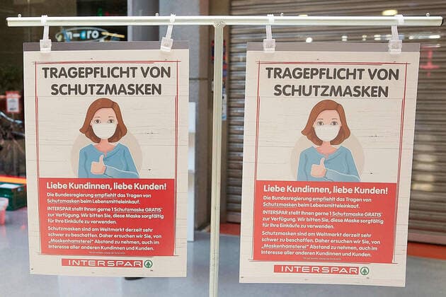 - Wien 01.04.2020 - Coronavirus Krise - Maskenpflicht - Als Konsequenz aus der schnellen Verbreitung des Coronavirus ist es ab 6.4. Pflicht in Supermärkten und Drogerien einen Mundnasenschutz (MNS) zu tragen. Die Supermarktketten verteilen diese Masken seit heute den Kunden am Eingang. Die Masken sind gratis und werden von den Supermärkten finanziert. PHOTO: Kunden und Angestellte dürfen nur mehr mit Mund-Nasen-Schutz in die Supermärkte Vienna, Austria - Corona virus crisis - Mask requirement - As a consequence of the rapid spread of the corona virus, it is from 6.4. Obligatory to wear mouth protection (MNS) in supermarkets and drug stores. The supermarket chains have been distributing these masks to customers at the entrance since today. The masks are free and are financed by the supermarkets. PHOTO: Customers and employees can o 
