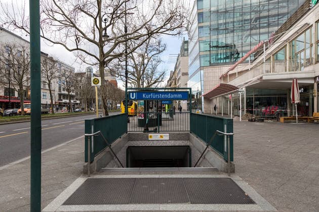 U-Bahn Eingang Kurfürstendamm in Berlin während der Corona-Pandemie am 31.03.2020