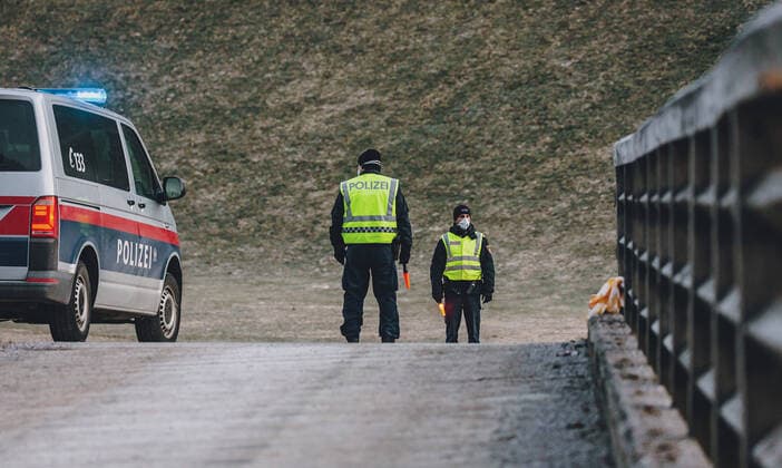 Saalbach HInterglemm 01.04.2020, Saalbach Hinterglemm, AUT, Coronaviruskrise, taegliches Leben mit dem Coronavirus, im Bild die Polizei kontrolliert den Pendlerverkehr vor Saalbach Hinterglemm. Die Gemeinde Saalbach Hinterglemm ist seit 01.04.2020 unter Quarantaene. Fuer ganz Oesterreich wurde eine Ausgangsbeschraenkung der Bundesregierung ausgesprochen Police control after the city was quarantined since midnight during the coronavirus pandemic in Saalbach Hinterglemm. The Austrian government is pursuing aggressive measures in an effort to slow the ongoing spread of the coronavirus, Saalbach Hinterglemm, Austria on 2020 04 01.