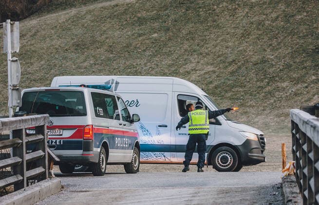 Saalbach HInterglemm 01.04.2020, Saalbach Hinterglemm, AUT, Coronaviruskrise, taegliches Leben mit dem Coronavirus, im Bild die Polizei kontrolliert den Pendlerverkehr vor Saalbach Hinterglemm. Die Gemeinde Saalbach Hinterglemm ist seit 01.04.2020 unter Quarantaene. Fuer ganz Oesterreich wurde eine Ausgangsbeschraenkung der Bundesregierung ausgesprochen Police control after the city was quarantined since midnight during the coronavirus pandemic in Saalbach Hinterglemm. The Austrian government is pursuing aggressive measures in an effort to slow the ongoing spread of the coronavirus, Saalbach Hinterglemm, Austria on 2020 04 01.