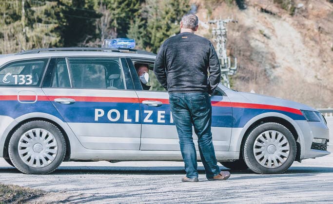 Saalbach HInterglemm 01.04.2020, Saalbach Hinterglemm, AUT, taegliches Leben mit dem Coronavirus, im Bild die Polizei kontrolliert den Pendlerverkehr vor Saalbach Hinterglemm. Die Gemeinde Saalbach Hinterglemm ist seit 01.04.2020 Mitternacht unter Quarantaene. Fuer ganz Oesterreich wurde eine Ausgangsbeschraenkung der Bundesregierung ausgesprochen Police control after the city was quarantined since midnight during the coronavirus pandemic in Saalbach Hinterglemm. The Austrian government is pursuing aggressive measures in an effort to slow the ongoing spread of the coronavirus, Saalbach Hinterglemm, Austria on 2020 04 01.