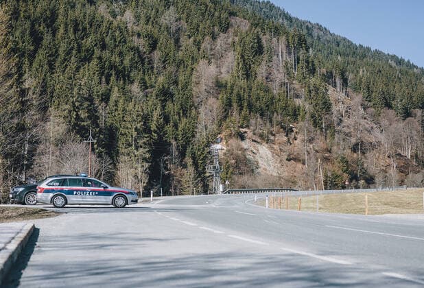 Saalbach HInterglemm 01.04.2020, Saalbach Hinterglemm, AUT, taegliches Leben mit dem Coronavirus, im Bild die Polizei kontrolliert den Pendlerverkehr vor Saalbach Hinterglemm. Die Gemeinde Saalbach Hinterglemm ist seit 01.04.2020 Mitternacht unter Quarantaene. Fuer ganz Oesterreich wurde eine Ausgangsbeschraenkung der Bundesregierung ausgesprochen Police control after the city was quarantined since midnight during the coronavirus pandemic in Saalbach Hinterglemm. The Austrian government is pursuing aggressive measures in an effort to slow the ongoing spread of the coronavirus, Saalbach Hinterglemm, Austria on 2020 04 01.