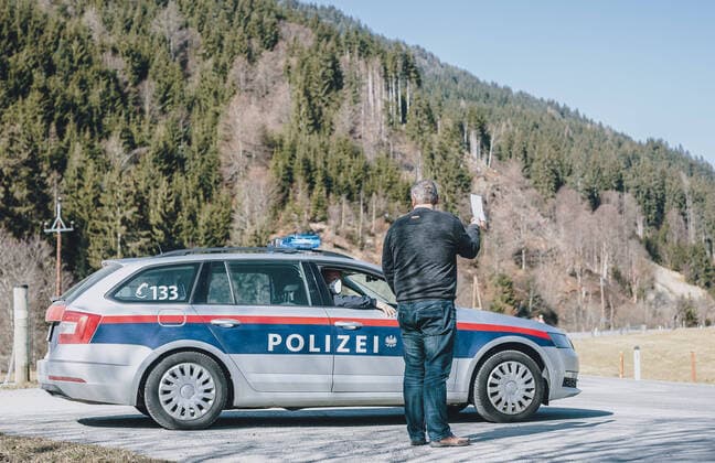 Saalbach HInterglemm 01.04.2020, Saalbach Hinterglemm, AUT, taegliches Leben mit dem Coronavirus, im Bild die Polizei kontrolliert den Pendlerverkehr vor Saalbach Hinterglemm. Die Gemeinde Saalbach Hinterglemm ist seit 01.04.2020 Mitternacht unter Quarantaene. Fuer ganz Oesterreich wurde eine Ausgangsbeschraenkung der Bundesregierung ausgesprochen Police control after the city was quarantined since midnight during the coronavirus pandemic in Saalbach Hinterglemm. The Austrian government is pursuing aggressive measures in an effort to slow the ongoing spread of the coronavirus, Saalbach Hinterglemm, Austria on 2020 04 01.