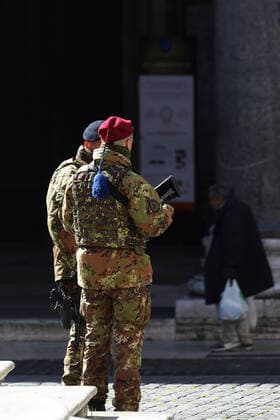 April 1, 2020 - Rome, Italy- The historical center of Rome is empty. Only police in the street. Very few people in the streets, shops, bars and restaurants are closed due the covid19 pandemic. Romne, Italy - ZUMAi15_ 20200401_zaf_i15_007 Copyright: xEvandroxInettix