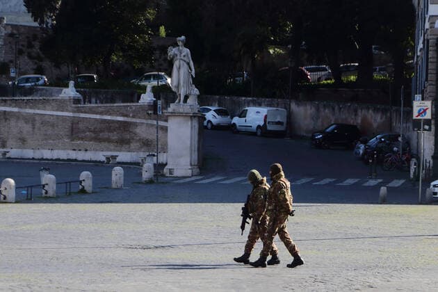 April 1, 2020 - Rome, Italy- The historical center of Rome is empty. Only police in the street. Very few people in the streets, shops, bars and restaurants are closed due the covid19 pandemic. Romne, Italy - ZUMAi15_ 20200401_zaf_i15_025 Copyright: xEvandroxInettix