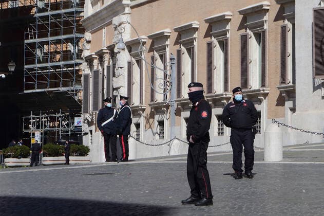 April 1, 2020 - Rome, Italy- The historical center of Rome is empty. Only police in the street. Very few people in the streets, shops, bars and restaurants are closed due the covid19 pandemic. Romne, Italy - ZUMAi15_ 20200401_zaf_i15_036 Copyright: xEvandroxInettix