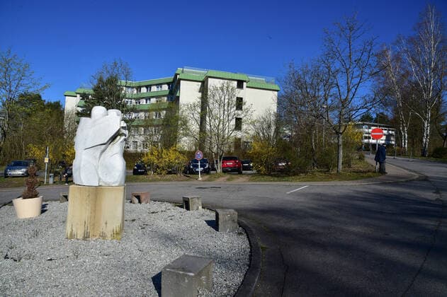 Wegen der Corona-Pandemie ist es in den Bliestalkliniken in Blieskatel zu Infektionen gekommen. Außenaufnahme der Klinik von Mittwoch (1.4.2020).