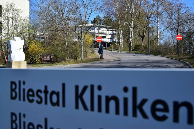 Wegen der Corona-Pandemie ist es in den Bliestalkliniken in Blieskatel zu Infektionen gekommen. Außenaufnahme der Klinik von Mittwoch (1.4.2020).