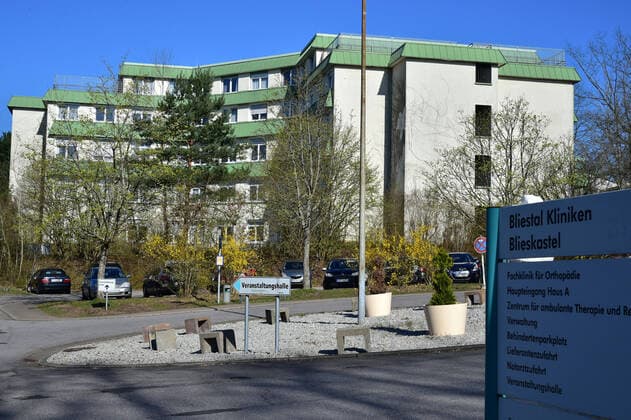 Wegen der Corona-Pandemie ist es in den Bliestalkliniken in Blieskatel zu Infektionen gekommen. Außenaufnahme der Klinik von Mittwoch (1.4.2020).