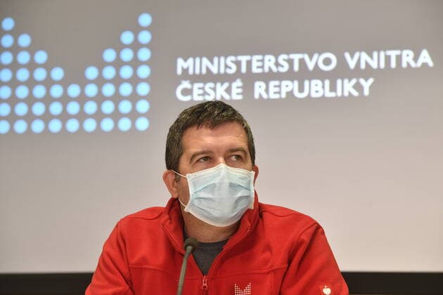 Interior Minister Jan Hamacek (Social Democrats, CSSD), who heads the Central Crisis Staff, told that speed tests will be used for the testing in Prague, Czech Republic, Prague, April 1, 2020. This type of test may not reveal the infection, however, since they detect antibodies that may not have had enough time to develop since the tested individual was infected. (CTKxPhoto VitxSimanek) CTKPhotoP202004010503001 VIS 01
