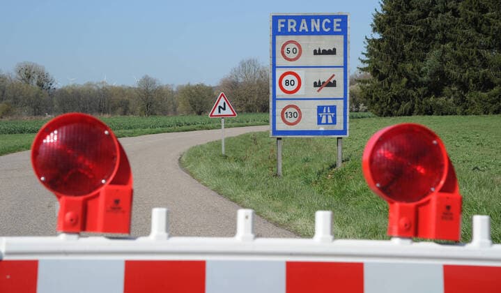 Der Grenzübergang Bisten in Richtung Merten am Mittwoch (01.04.2020) ist geschlossen. Eine Passage zwischen Deutschland und Frankreich für Fahrzeuge nicht mehr gestattet.