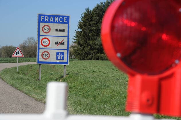 Der Grenzübergang Bisten in Richtung Merten am Mittwoch (01.04.2020) ist geschlossen. Eine Passage zwischen Deutschland und Frankreich für Fahrzeuge nicht mehr gestattet.