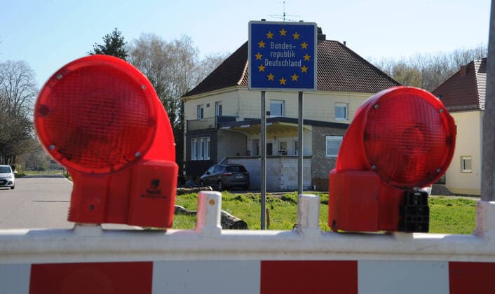 Der Grenzübergang Bisten in Richtung Merten am Mittwoch (01.04.2020) ist geschlossen. Eine Passage zwischen Deutschland und Frankreich für Fahrzeuge nicht mehr gestattet.