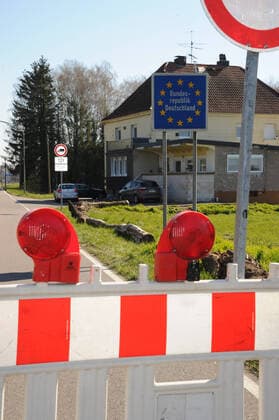 Der Grenzübergang Bisten in Richtung Merten am Mittwoch (01.04.2020) ist geschlossen. Eine Passage zwischen Deutschland und Frankreich für Fahrzeuge nicht mehr gestattet.