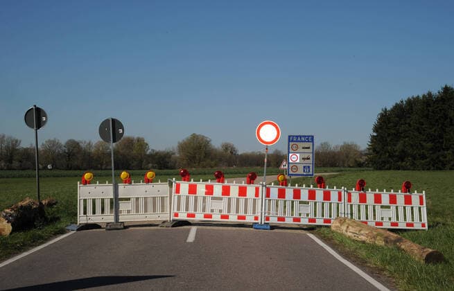 Der Grenzübergang Bisten in Richtung Merten am Mittwoch (01.04.2020) ist geschlossen. Eine Passage zwischen Deutschland und Frankreich für Fahrzeuge nicht mehr gestattet.