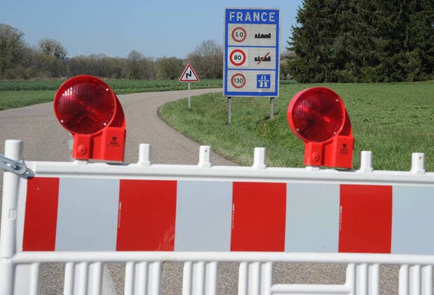 Der Grenzübergang Bisten in Richtung Merten am Mittwoch (01.04.2020) ist geschlossen. Eine Passage zwischen Deutschland und Frankreich für Fahrzeuge nicht mehr gestattet.