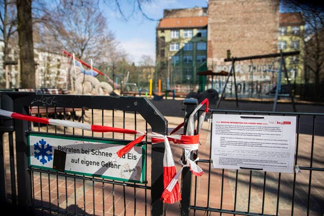 Geschlossener Spielplatz in Berlin Neukoelln am 1. April 2020. Um die Verbreitung des Coronavirus (SARS-CoV-2) zu verlangsamen beschlossen Bund und Laender weitere Restriktionen. Nachdem Museen, Theatern, Sportveranstaltungen usw verboten wurden sind seit einigen Tagen weitere verschaerfte Massnahmen in Kraft getreten wie z.B. Verbot von Versammlungen in der Oeffentlichkeit mit mehr als zwei Personen, Einhaltung von Mindestabstand zwischen Personen und Schliessung von Gastronomiebetrieben mit Ausnahme von Abholung und Lieferung. Gross wird langsam die Debatte ueber die wirtschaftliche Folgen der Krise und die Laenge und Verhaeltnismaessigkeit der Restritktionen. Coronavirus in Berlin