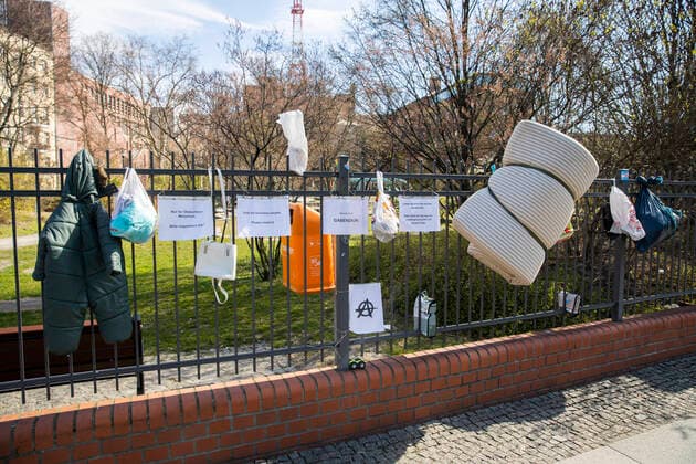 Gabezaun in Berlin Schoeneberg am 1. April 2020. Um die Verbreitung des Coronavirus (SARS-CoV-2) zu verlangsamen beschlossen Bund und Laender weitere Restriktionen. Nachdem Museen, Theatern, Sportveranstaltungen usw verboten wurden sind seit einigen Tagen weitere verschaerfte Massnahmen in Kraft getreten wie z.B. Verbot von Versammlungen in der Oeffentlichkeit mit mehr als zwei Personen, Einhaltung von Mindestabstand zwischen Personen und Schliessung von Gastronomiebetrieben mit Ausnahme von Abholung und Lieferung. Es wird diskutiert ob die Nutzung und Auswertung oder gar die Kontrolle der Handydaten zur Eindaemmung der Verbreitung der Virus mit der Verfassung und den Respekt der Grundrechte sei. Achtung: Illustrative Editorial. MR = Yes Coronavirus in Berlin