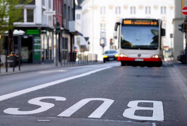 DEU , DEUTSCHLAND : Eine Busspur in Bonn , 30.03.2020 DEU , GERMANY : A bus lane in Bonn , 30.03.2020