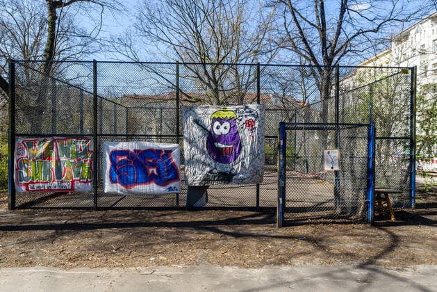 Wegen Covid-19 abgesperrter Spielplatz in Berlin-Kreuzberg Um eine weitere sprunghafte Ausbreitung des Covid-19 Virus zu verlangsamen, hat in Berlin seit dem 20.03.2020, auch der Bezirk Kreuzberg-Friedrichshain die Spielplätze auf unbestimmte Zeit geschlossen. An diesem Spielplatz hängen Transparente - auf einem steht: We will survive. But would we in Moria? Eine Anspielung an das Flüchtlingslager Moria auf der griechischen Insel Lesbos., Berlin Berlin Deutschland Kreuzberg