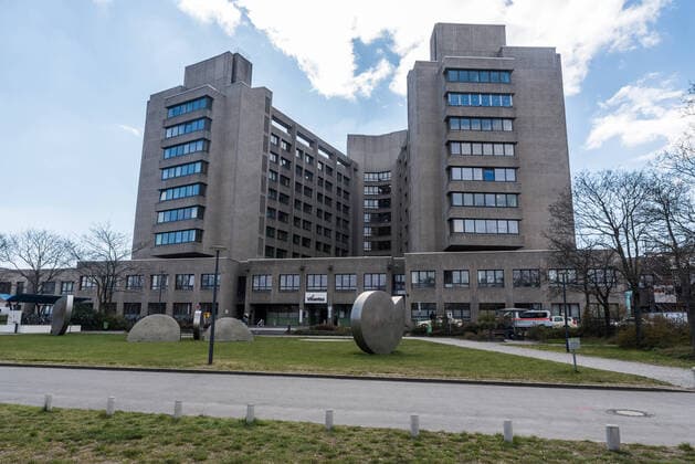 Vivantes Klinikum am Urban in Berlin-Kreuzberg Das Vivantes Klinikum am Urban. Auch hier bereitet man sich auf weitere Patienten im Rahmen der sich ausbreitenden Covid-19 Pandemie vor. Gleichzeitig ist am Ufer, wo sonst zu der Jahreszeit meist Massen an Menschen spazieren gehen und sich niederlassen, kaum jemand zu sehen., Berlin Berlin Deutschland Kreuzberg
