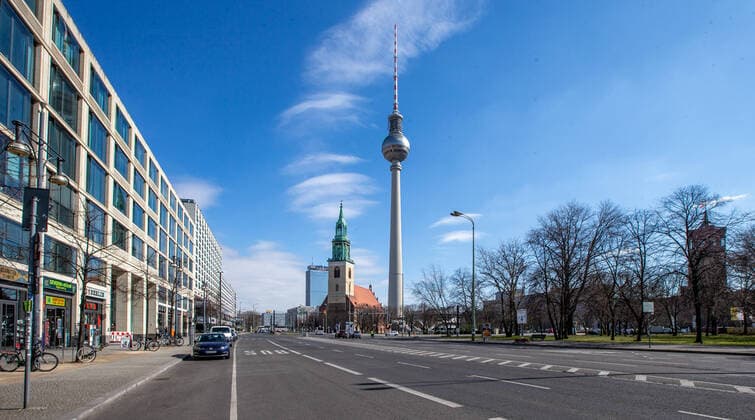 Coronavirus in Berlin Berlin, 01.04.2020, Mitte. Wegen des Coronavirus ist die Karl-Liebknecht-Strasse ungewoehnlich Menschenleer. Auf der Strasse ist kaum Verkehr und wenige Fussgaenger kreuzen mit grossem Abstand. Berlin Berlin Deutschland City Ost