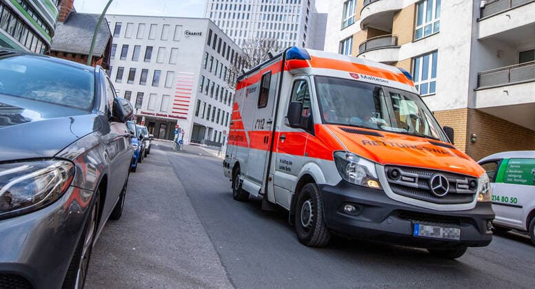Coronavirus in Berlin Berlin, 01.04.2020, Mitte. Ein Rettungswagen der Malteser kommt von der Zufahrt der zentralen Notaufnahme des Campus Charite Mitte. Berlin Berlin Deutschland Mitte