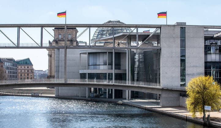 Coronavirus in Berlin Berlin, 21.03.2020, Regierungsviertel. Wegen des Coronavirus zeigt sich das Regierungsviertel ungewoehnlich Menschenleer. Trotz strahlendem Sonnenschein ist kein Fussgaenger unterwegs. Im Hintergrund sind Deutschland Fahnen und Reichstagskuppel. Berlin Berlin Deutschland Regierungsviertel